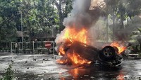 Api membakar mobil yang biasa dioperasikan Satpol PP Pemkot Malang itu. Mobil jenis Honda CRV itu, sudah dalam kondisi terbalik dan hangus terbakar.