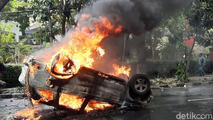 Mobil Patwal Pemkot Malang Dibakar Pendemo Anarkis Malang - Aksi anarkis pengunjuk rasa terjadi di Kota Malang. Satu mobil patwal milik Pemerintah Kota Malang dibakar pengunjuk rasa. Mobil itu tengah diparkir di Jalan Majapahit atau sebelah barat Balai Kota Malang.