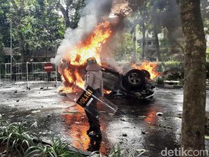 Mobil Patwal Pemkot Malang Dibakar Pendemo