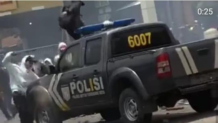Mobil Polisi Dirusak di Tangerang, Polisi: Pelakunya Penyusup Anarko!