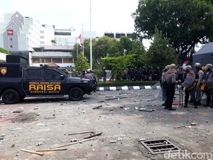 Ketika Raisa Bersiaga di Tengah Demo UU Cipta Kerja di DPRD DIY