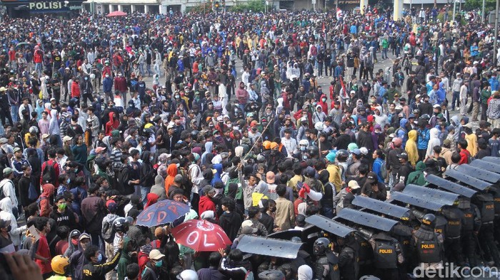 Bentrokan terjadi antara pengunjuk rasa dan kepolisian di Harmoni, Jakarta, Kamis (8/10/2020). Aksi yang sebelumnya damai tersebut lantas berujung bentrok.