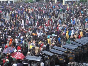 Polri Tegaskan Tak Bawa Senpi Saat Jaga Demo Tolak Omnibus Law