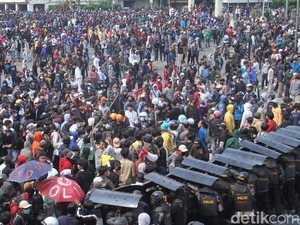 Polri Tegaskan Tak Bawa Senpi Saat Jaga Demo Tolak Omnibus Law