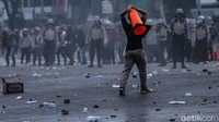 Kerusuhan terjadi setelah massa melempari polisi dengan batu hingga kaca.
