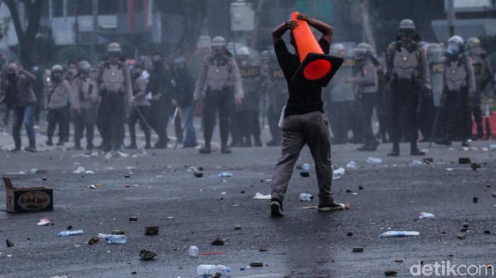 Bentrokan terjadi antara pengunjuk rasa dan kepolisian di Harmoni, Jakarta, Kamis (8/10/2020). Aksi yang sebelumnya damai tersebut lantas berujung bentrok.