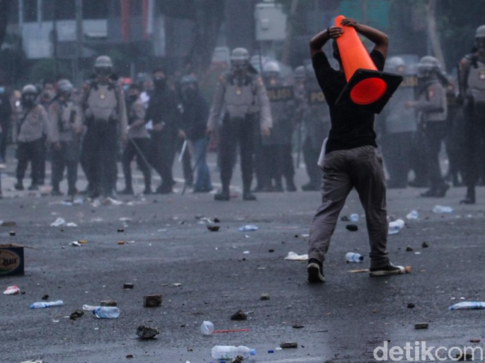 Bentrokan terjadi antara pengunjuk rasa dan kepolisian di Harmoni, Jakarta, Kamis (8/10/2020). Aksi yang sebelumnya damai tersebut lantas berujung bentrok.