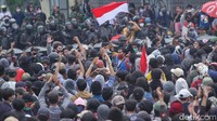 Terdengar beberapa kali suara dentuman dari dekat massa dan polisi.