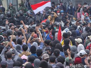 Rentetan Aksi Tolak UU Omnibus Law di Indonesia