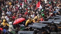 Massa mencoba menembus barikade polisi. Mereka dihalau untuk tidak bergerak ke arah Istana.