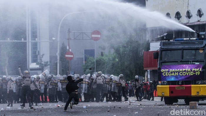 Bentrokan terjadi antara pengunjuk rasa dan kepolisian di Harmoni, Jakarta, Kamis (8/10/2020). Aksi yang sebelumnya damai tersebut lantas berujung bentrok.
