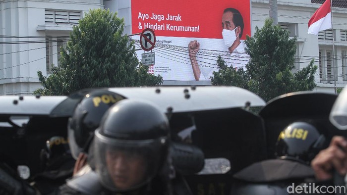 Bentrokan terjadi antara pengunjuk rasa dan kepolisian di Harmoni, Jakarta, Kamis (8/10/2020). Aksi yang sebelumnya damai tersebut lantas berujung bentrok.