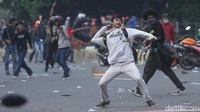 Bentrokan tersebut imbas keinginan buruh dan mahasiswa untuk merapat ke Istana dihadang kepolisian.