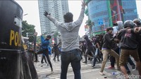 Aksi yang dimulai sejak siang hari tersebut bentrok pada sore hari.