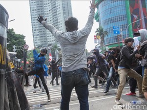 TNI Pastikan Ikut Menindak Pedemo Rusuh yang Serang Polisi