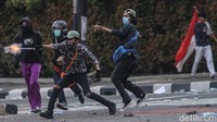 Massa kemudian membalikkan serangan polisi dengan berbagai macam cara. Mulai dari membalikkan gas air mata, batu, hingga petasan.