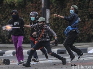 Video Tembakan Gas Air Mata Vs Hujan Batu Warnai Demo di Harmoni