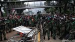 Momen TNI AD Tenangkan Massa Bikin Hati Adem