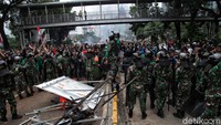 Dalam aksi itu TNI AD berusaha menenangkan masaa sejenak untuk tidak melakukan aksi anarkis.