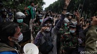 Beberapa massa aksi mendukung pendekatan yang dilakukan TNI.