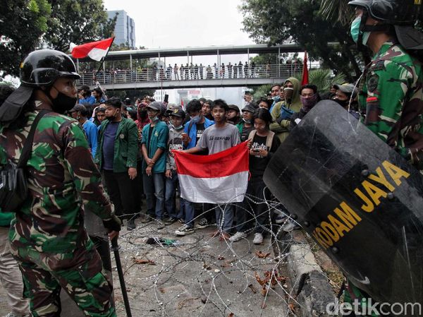 Momen TNI AD Tenangkan Massa Bikin Hati Adem