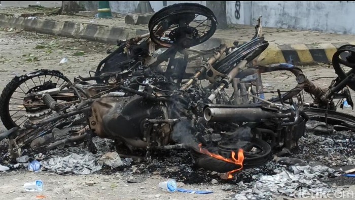 Motor dibakar dalam demo rusuh di Palopo, Sulsel.