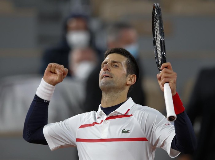 Serbias Novak Djokovic celebrates winning his the quarterfinal match of the French Open tennis tournament against Spains Pablo Carreno Busta in four sets, 4-6, 6-2, 6-3, 6-4, at the Roland Garros stadium in Paris, France, Wednesday, Oct. 7, 2020. (AP Photo/Christophe Ena)