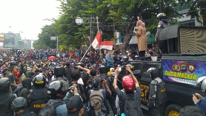 Orator masa tolak UU Cipta Kerja di Jalan Suryopranoto meminta agar massa tidak ricuh.
