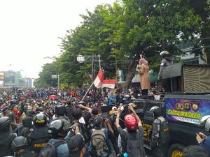 Ditemani Polisi, Orator di Jalan Suryopranoto Meminta Massa Tidak Ricuh