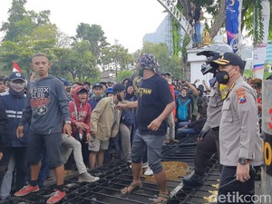 Pagar Gedung Negara Grahadi Dijebol Pendemo Tolak Omnibus Law