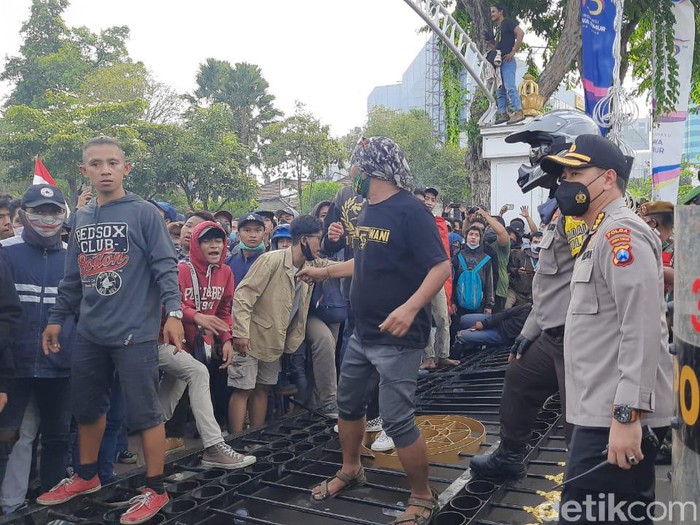 Pagar Gedung Negara Grahadi Dijebol Pendemo Tolak Omnibus Law