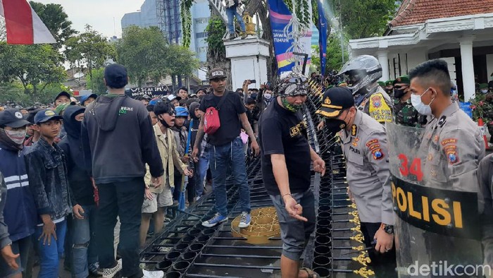 Pagar Gedung Negara Grahadi Dijebol Pendemo Tolak Omnibus Law