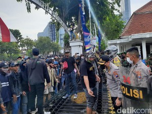 Sederet Demo Tolak Omnibus Law di Jatim yang Diwarnai Kericuhan