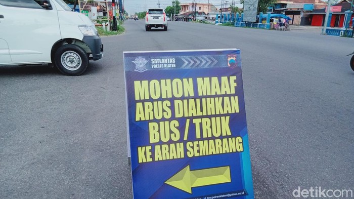 Papan petunjuk pengalihan arus lalu lintas di Jl Yogya-Solo, Klaten, Kamis (8/10/2020).