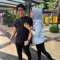 Diena Risty dipinang Parto pada 2001 dengan status sebagai istri kedua. Rumah tangga mereka masih berjalan harmonis hingga sekarang meskipun terpaut usia 18 tahun. Diena bahkan tampak akrab dengan anak-anak Parto dari istri pertamanya. Foto: Instagram