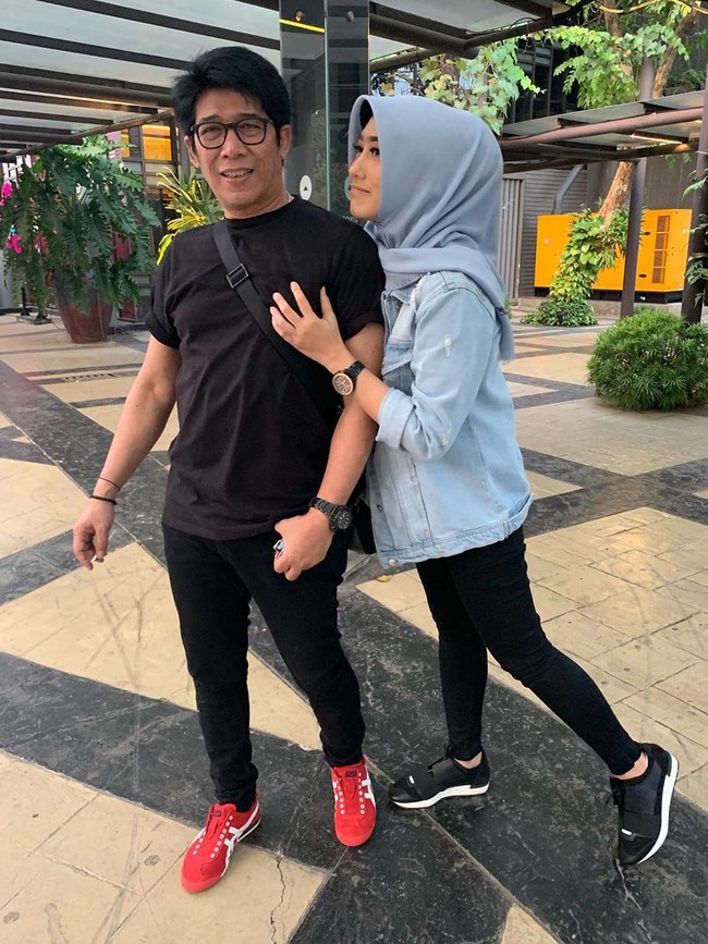 Diena Risty dipinang Parto pada 2001 dengan status sebagai istri kedua. Rumah tangga mereka masih berjalan harmonis hingga sekarang meskipun terpaut usia 18 tahun. Diena bahkan tampak akrab dengan anak-anak Parto dari istri pertamanya. Foto: Instagram