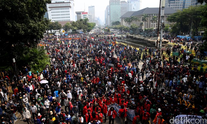 Massa mahasiswa berunjuk rasa di sekitar Patung Kuda Arjuna Wihaha, Jakarta Pusat, terkait UU Cipta Kerja. Massa mahasiswa datang secara bergelombang.