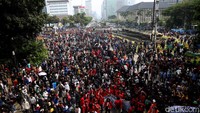 Di kawasan Patung Kuda atau tepatnya akses Jl Medan Merdeka Barat, massa yang berjumlah ribuan telah berkumpul sejak siang dan mencoba untuk merangsek barikade dan kawat berduri agar bisa menuju Istana Negara. Foto: Agung Pambudhy