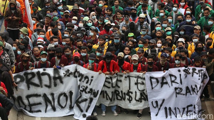Patung Kuda Hari Ini Massa mahasiswa berunjuk rasa di sekitar Patung Kuda Arjuna Wihaha, Jakarta Pusat, terkait UU Cipta Kerja. Massa mahasiswa datang secara bergelombang.