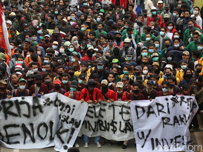 Massa mahasiswa berunjuk rasa di sekitar Patung Kuda Arjuna Wihaha, Jakarta Pusat, terkait UU Cipta Kerja. Massa mahasiswa datang secara bergelombang.