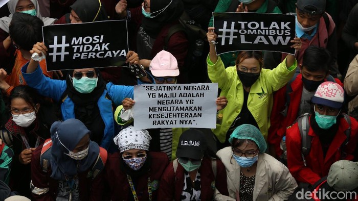 Massa mahasiswa berunjuk rasa di sekitar Patung Kuda Arjuna Wihaha, Jakarta Pusat, terkait UU Cipta Kerja. Massa mahasiswa datang secara bergelombang.