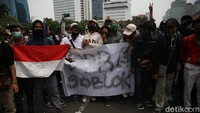 Bendera Merah Putih juga dikibarkan selama aksi unjuk rasa.