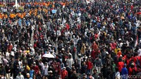 Terkini, pada aksi demo yang berlangsung pada Selasa (13/10), Polda Metro Jaya mengamankan 1.377 orang yang diduga terlibat kerusuhan di kawasan Patung Kuda, Jakpus. Rapid test pun telah dilakukan kepada seluruh terduga perusuh tersebut, dan menunjukkan 47 orang reaktif virus Corona.