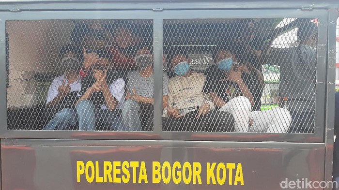 Puluhan pelajar kembali diamankan anggota Satuan Petugas (satgas) saat hendak bergabung dengan massa di Jakarta yang melakukan aksi menolak omnibuslaw, Kamis (8/10/2020). Mereka diamankan saat hendak menumpang comutter line di Stasiun Bogor.