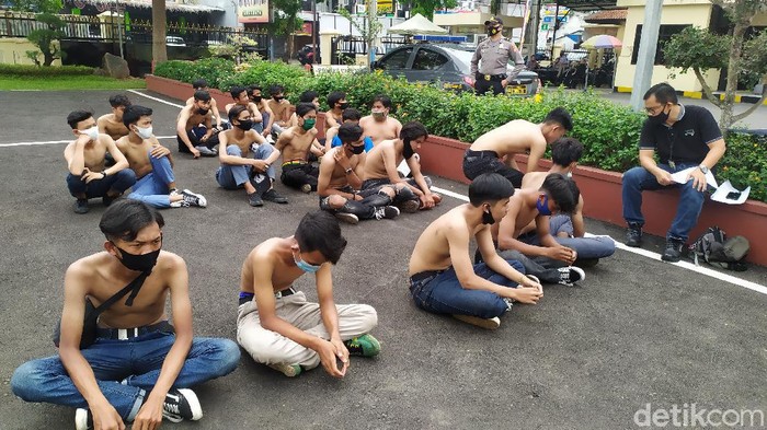 Puluhan remaja dan pelajar yang ikut dalam aksi unjuk rasa menolak Omnibus Law UU Cipta Kerja diamankan ke Mapolres Cianjur. Mereka digiring lantaran menyerang polisi saat hendak diamankan. Babakan salah satu diantaranya diduga membawa senjata tajam.