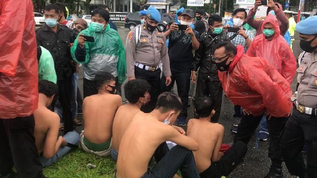 Pelajar STM Diamankan dalam Demo tola UU Cipta Kerja di Padang