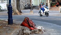 Pembatas jalan dibakar dan bekasnya dibiarkan di bahu jalan.