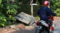 Fasilitas umum ini diduga dirusak oleh sekelompok orang yang menjadi peserta aksi tolak Omnibus Law Cipta Kerja di Gedung DPRD Jabar, Rabu (7/10/2020) kemarin.
