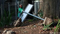 Tak hanya di Jalan Dago, kerusakan fasum juga terjadi di Jalan Trunojoyo. Papan petunjuk arah di jalan tersebut roboh.