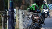 Selain itu, pagar juga ikut dirusak.